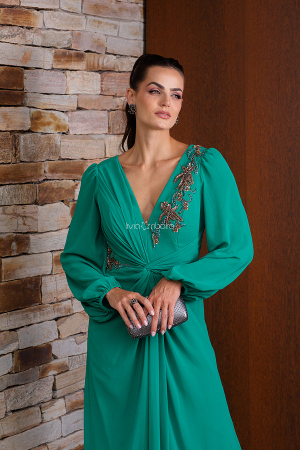 Vestido em crepe de seda com manga bordado