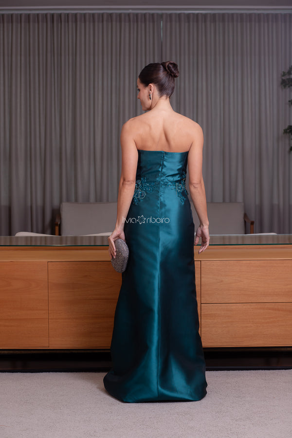 Vestido em zibeline com bordado e capa removível