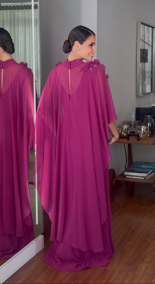 Vestido Fúcsia com Capa, Gola Alta e Bordados 3D