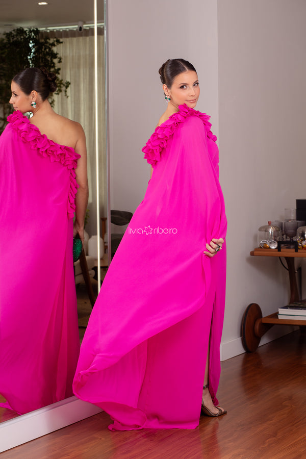 Vestido Lívia Ribeiro um ombro com flores e capa assimétrica