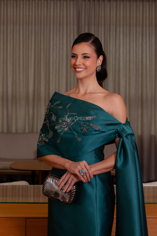 Vestido Lívia Ribeiro em alfaiataria com capa removível