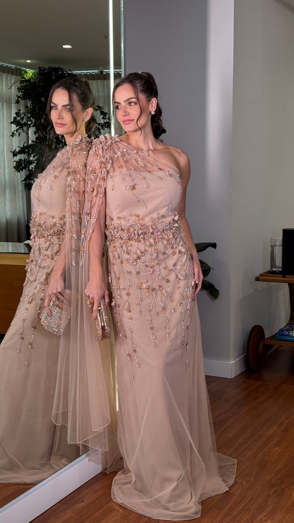Vestido em tule francês, um ombro  com bordado em pedraria e pétalas de tecido
