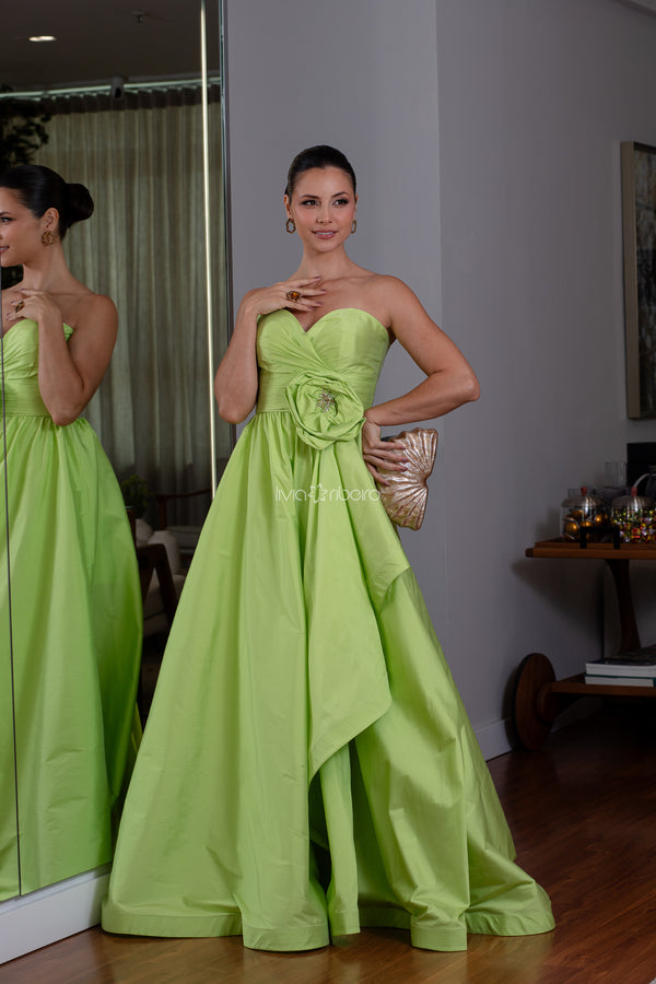 Vestido tomara que caia em tafetá com flor na cintura