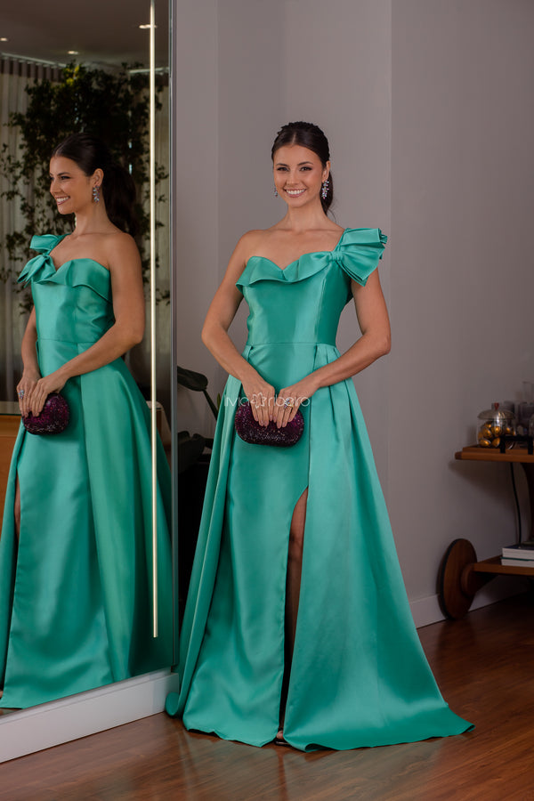 Vestido Lívia Ribeiro em alfaiataria sereia, um ombro e saia dupla com fenda