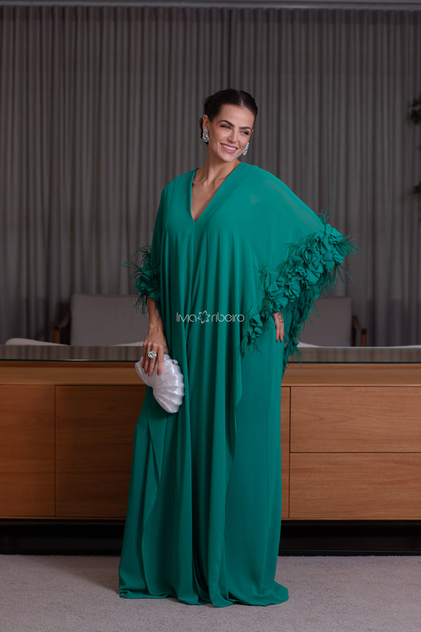 Vestido tipo kaftan com plumas e flores aplicadas | Lívia Ribeiro