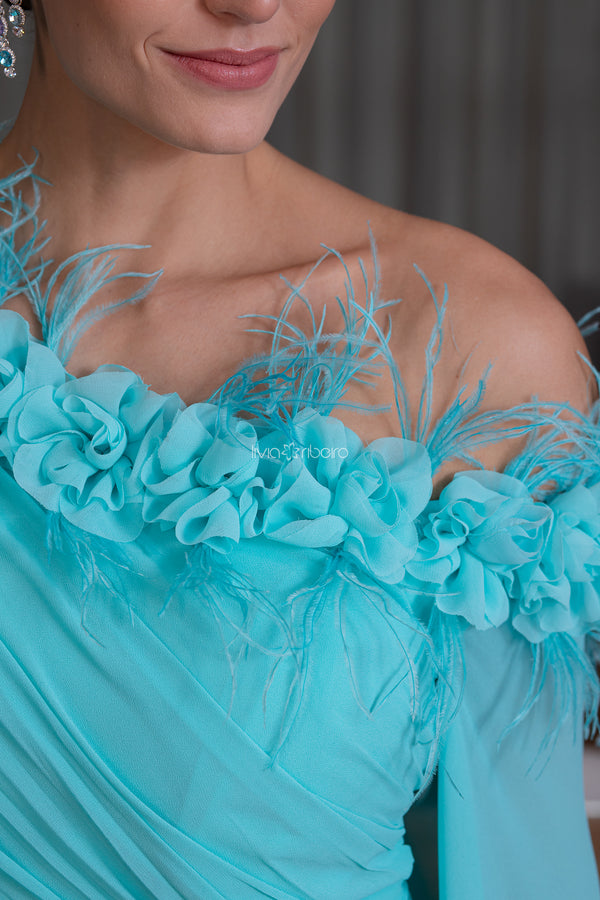 Vestido detalhe ombro a ombro, com flores e plumas | Lívia Ribeiro
