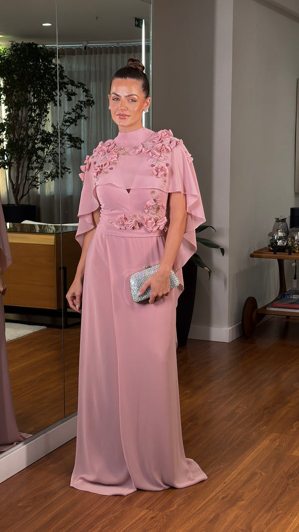 Vestido rosé capa gola alta e bordados em 3D