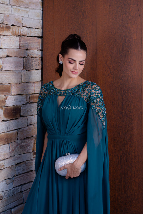 Vestido Lívia Ribeiro em crepe de seda bordado com manga capa ( Disponível em 35 dias úteis )