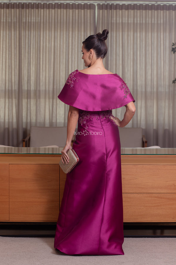Vestido em zibeline com bordado e capa removível