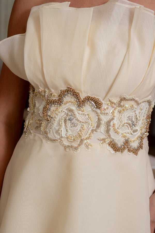 Vestido tomara que caia em organza com aplicações em flores na cintura