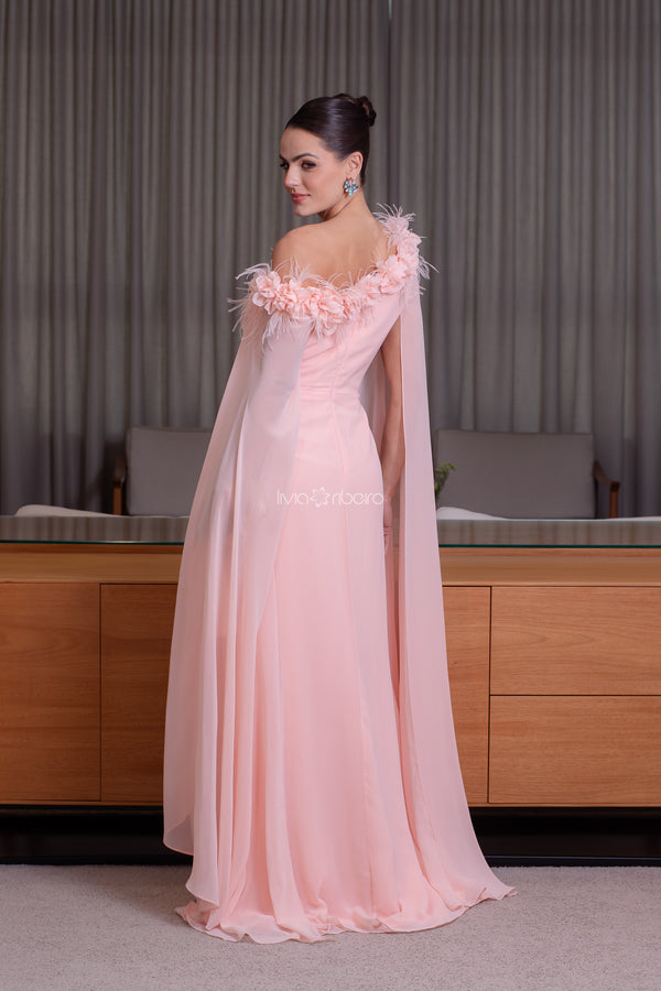 Vestido detalhe ombro a ombro, com flores e plumas | Lívia Ribeiro