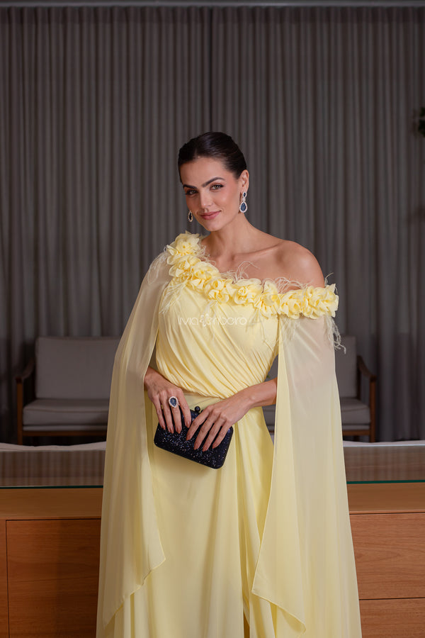 Vestido detalhe ombro a ombro, com flores e plumas | Lívia Ribeiro