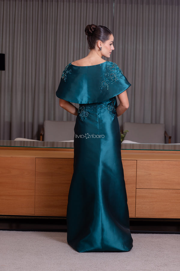 Vestido em zibeline com bordado e capa removível