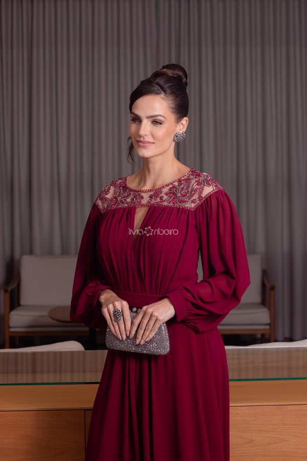 Vestido em crepe de seda com manga bordado