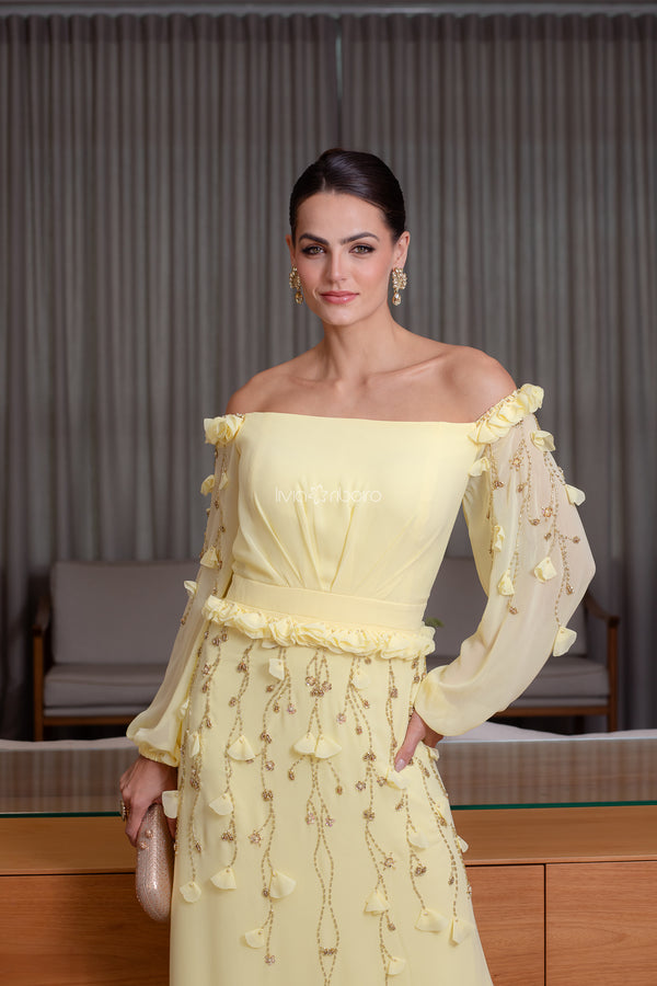Vestido ombro a ombro com aplicações em flores e bordado