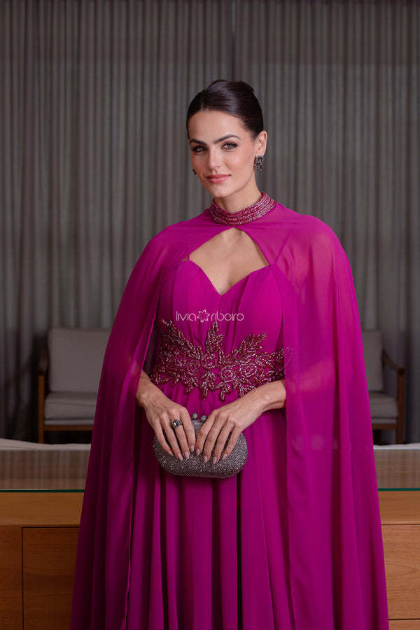 Vestido em crepe de seda bordado cintura e capa pescoço bordado