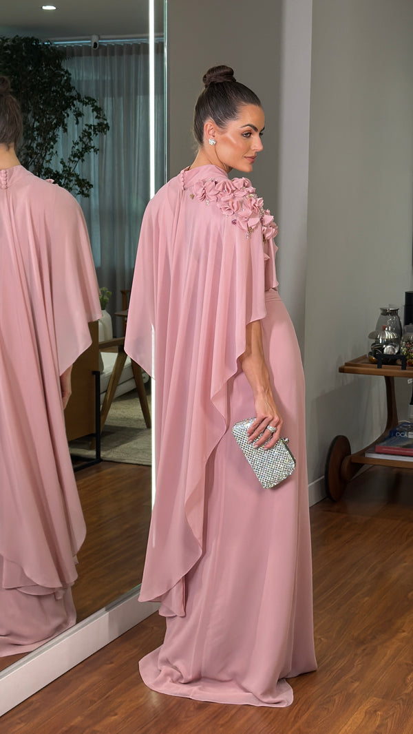Vestido rosé capa gola alta e bordados em 3D