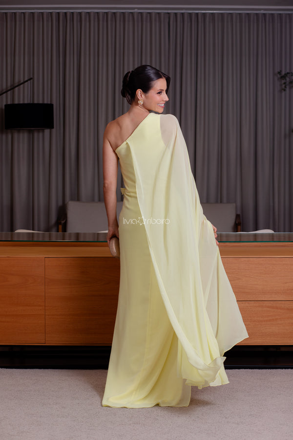 Vestido um ombro, capa longa com flores e bordados aplicados na barra da capa