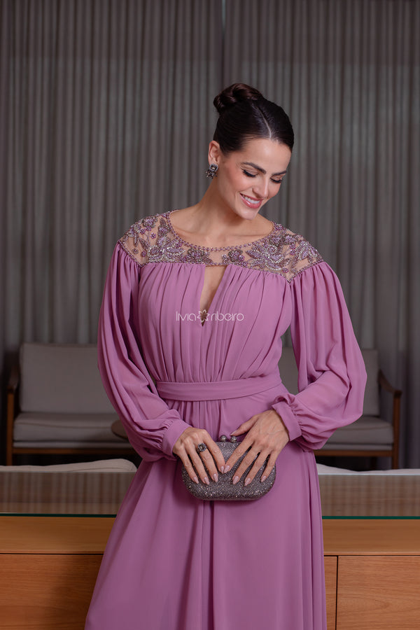 Vestido em crepe de seda com manga bordado