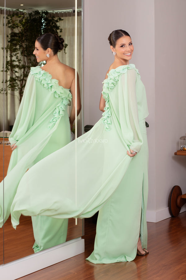 Vestido Lívia Ribeiro um ombro com flores e capa assimétrica