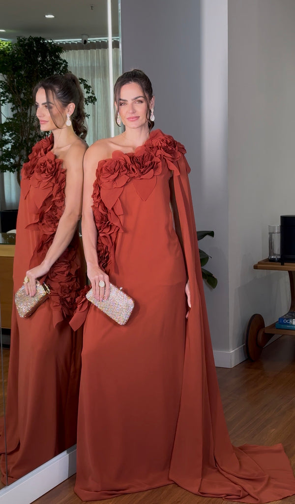 Vestido Terracota de Um Ombro com Capa e Flores Artesanais