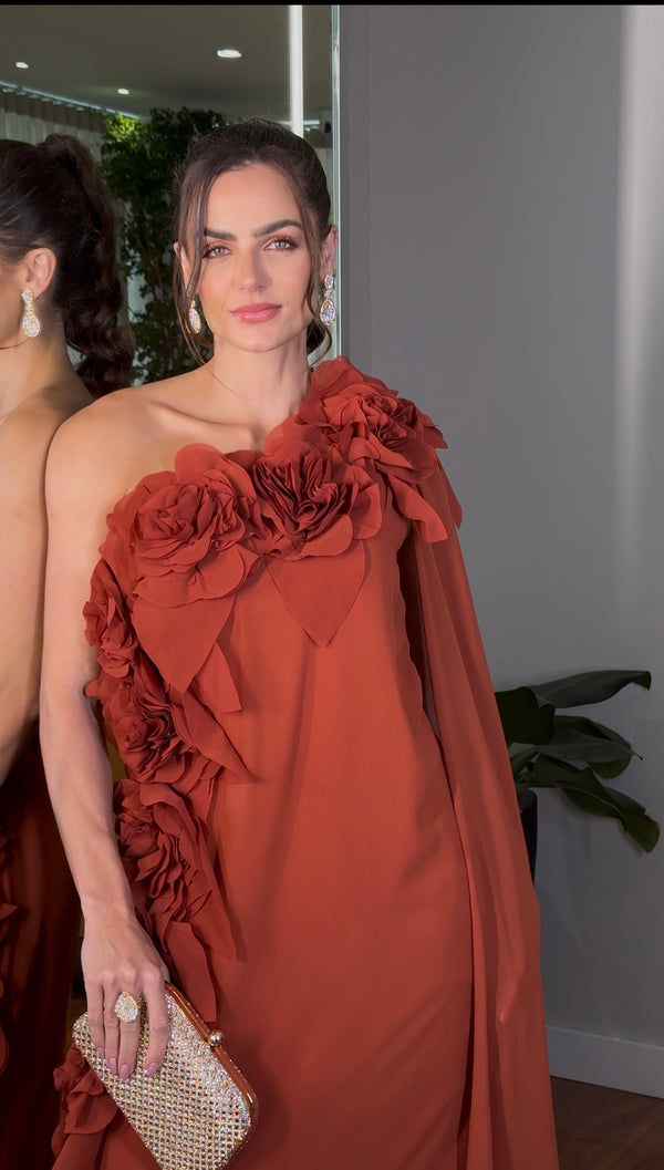 Vestido Terracota de Um Ombro com Capa e Flores Artesanais