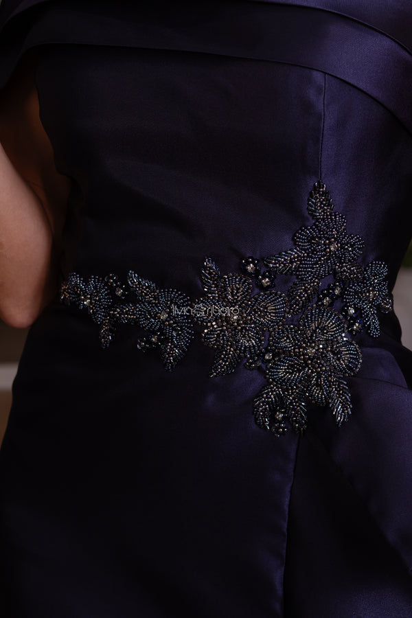 Vestido zibeline um ombro com babado e bordado