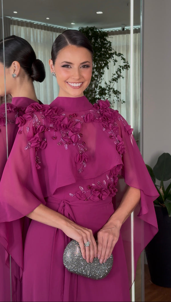Vestido Fúcsia com Capa, Gola Alta e Bordados 3D