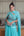 Vestido um ombro corpo fitado com bordado e capa