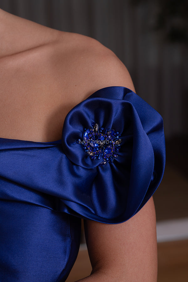 Vestido zibeline um ombro com flor e bordado