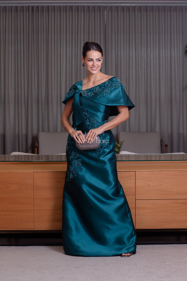 Vestido em zibeline com bordado e capa removível
