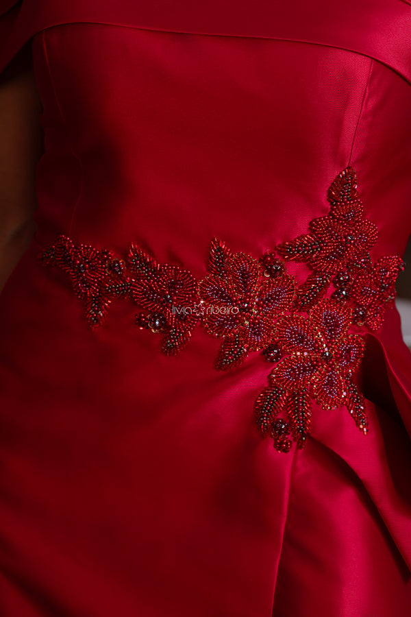 Vestido zibeline um ombro com babado e bordado
