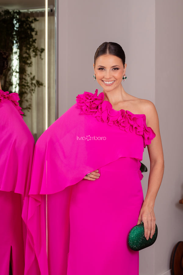 Vestido Lívia Ribeiro um ombro com flores e capa assimétrica