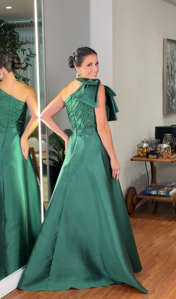 Vestido sereia com sobreposição de saia e bordado em zibeline | Lívia Ribeiro