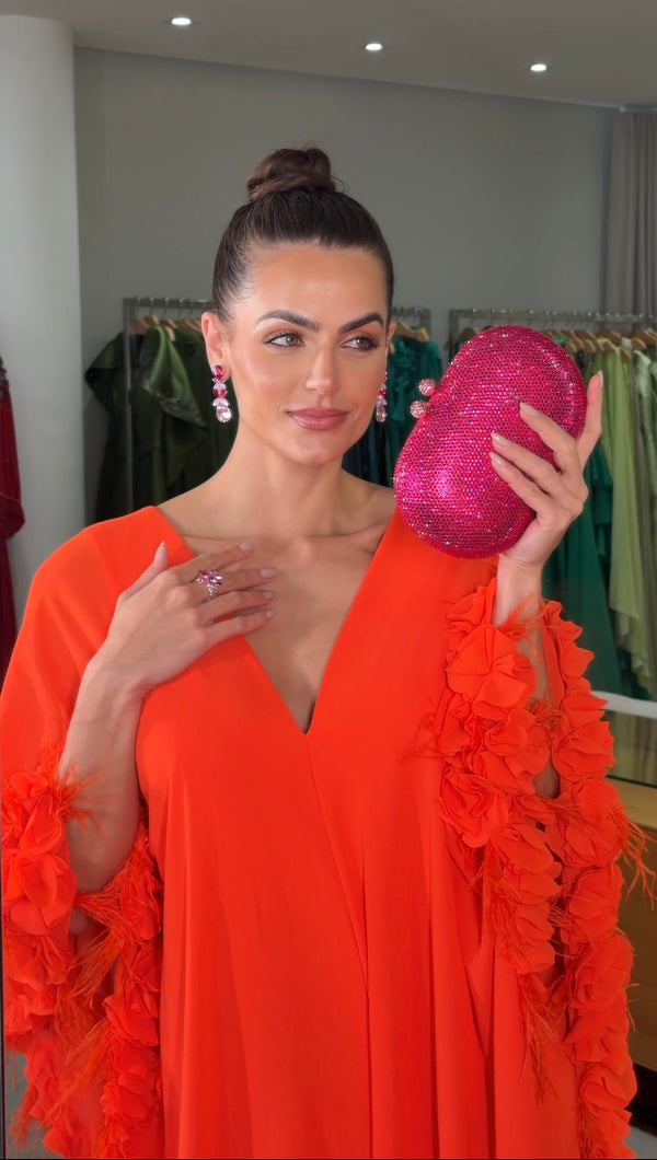 Vestido tipo kaftan com plumas e flores aplicadas | Lívia Ribeiro