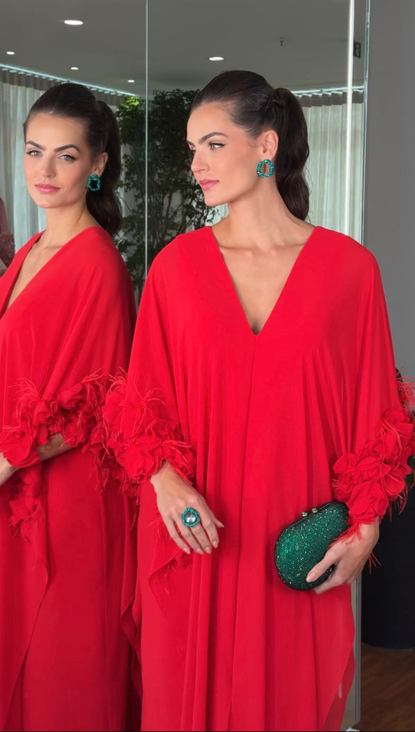 Vestido tipo kaftan com plumas e flores aplicadas | Lívia Ribeiro