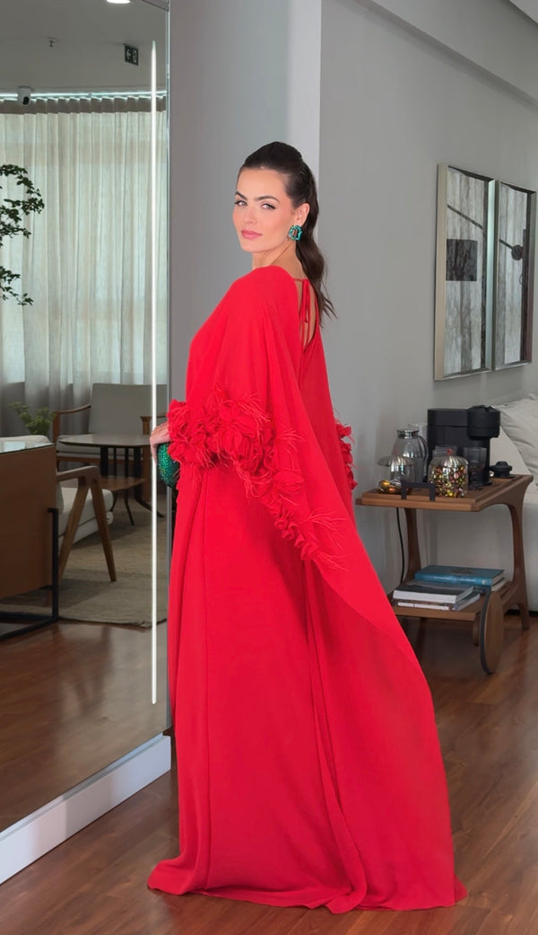 Vestido tipo kaftan com plumas e flores aplicadas | Lívia Ribeiro