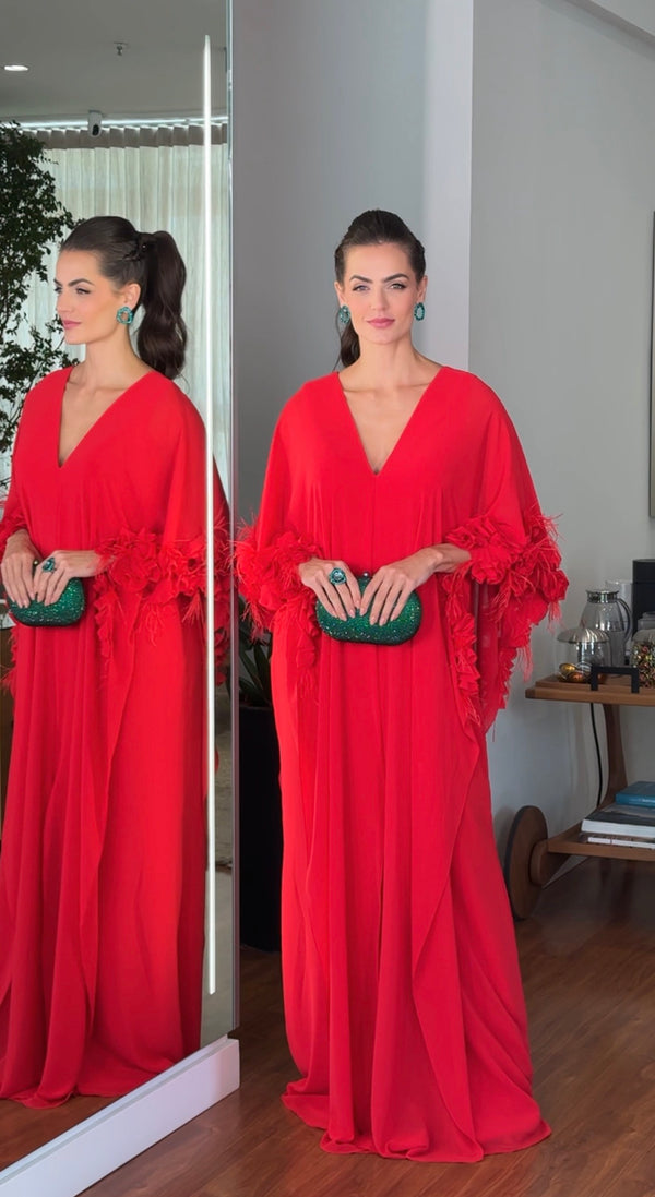 Vestido tipo kaftan com plumas e flores aplicadas | Lívia Ribeiro