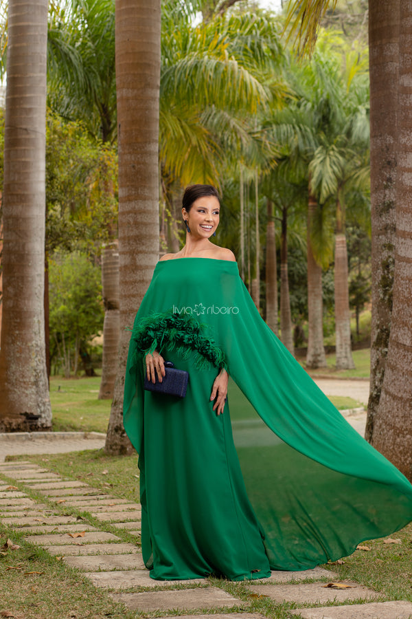 Vestido Lívia Ribeiro com flores e plumas aplicadas na barra da blusa