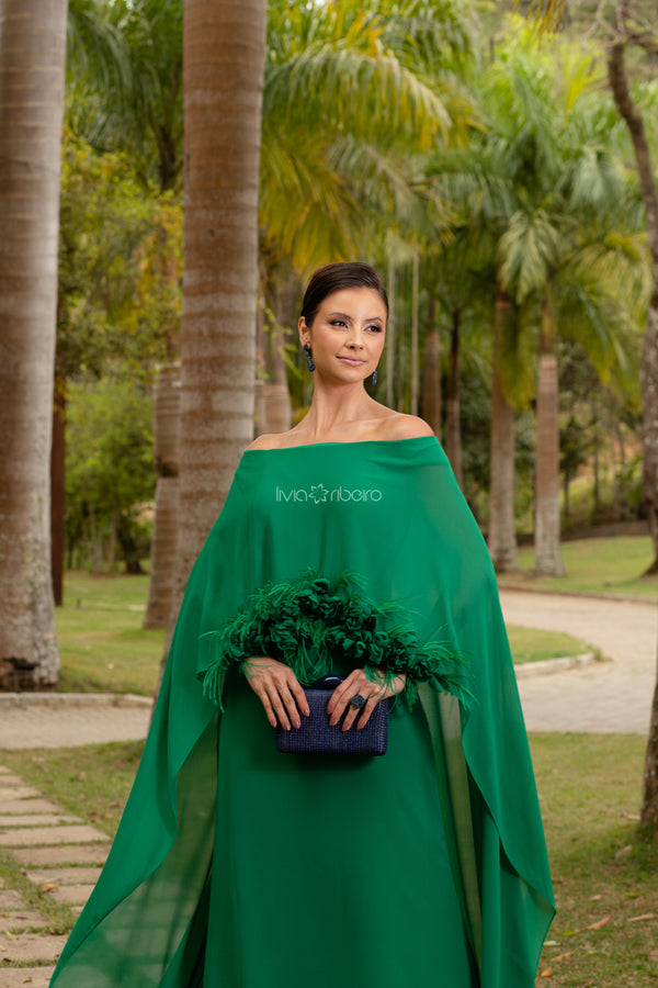 Vestido Lívia Ribeiro com flores e plumas aplicadas na barra da blusa