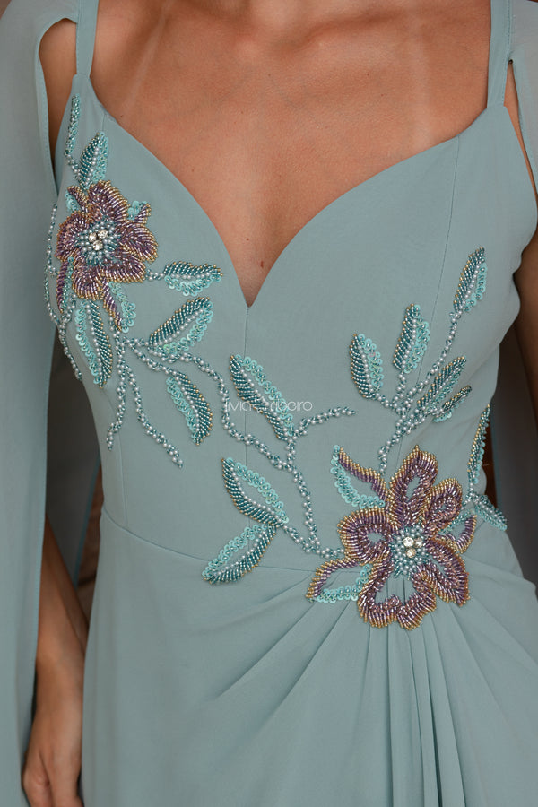 Vestido Lívia Ribeiro semi sereia decote coração e capa longa