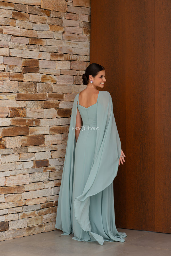 Vestido Lívia Ribeiro semi sereia decote coração e capa longa