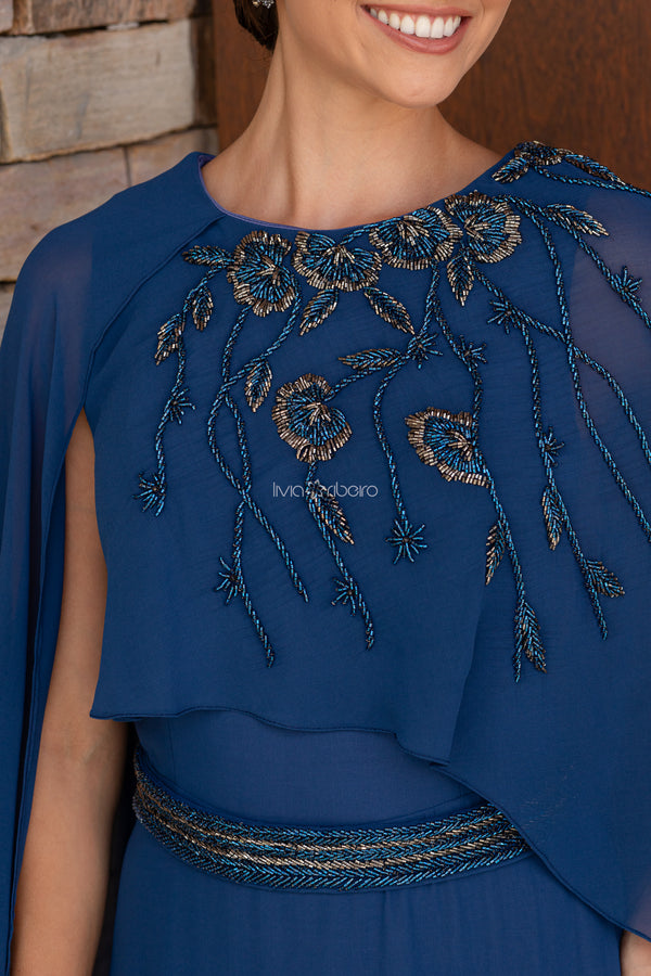 Vestido azul marinho em crepe com capa assimétrica e bordado | Lívia Ribeiro