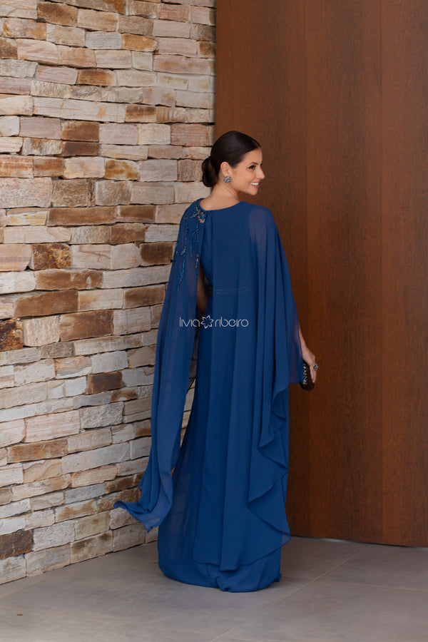 Vestido azul marinho em crepe com capa assimétrica e bordado | Lívia Ribeiro
