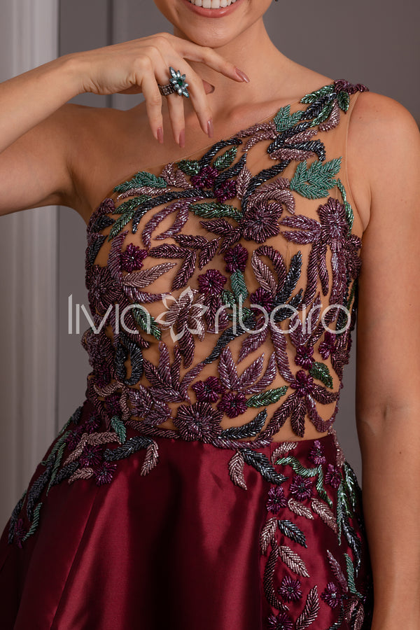 Vestido Lívia Ribeiro em alfaiataria com busto bordado