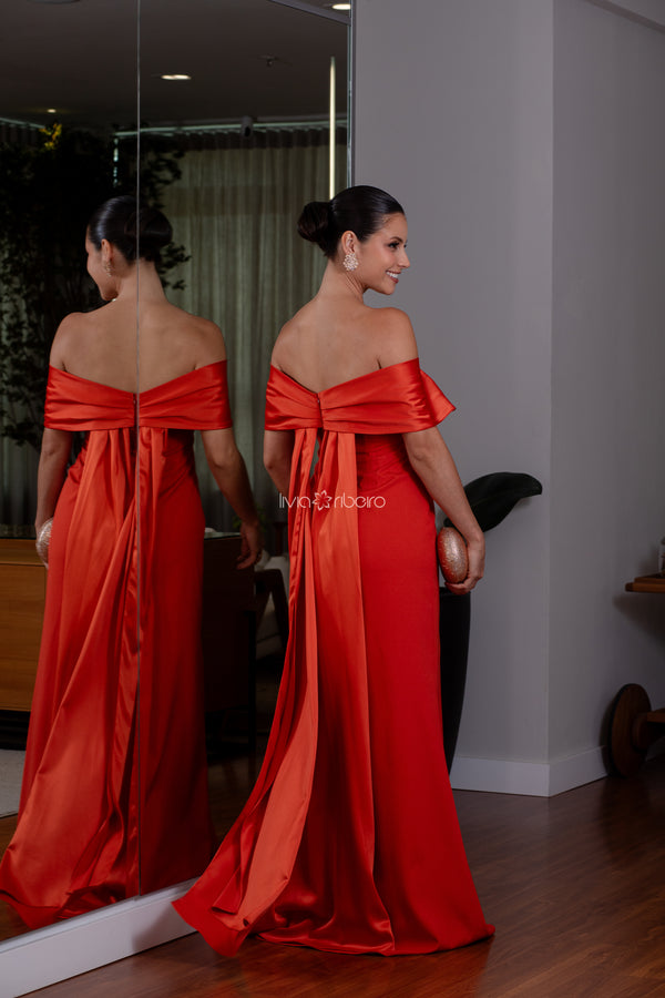 Vestido sereia decote ombro a ombro com detalhe tipo laço nas costas