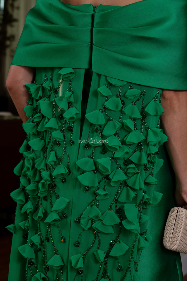 Vestido Lívia Ribeiro em alfaiataria ombro a ombro com capa em crepe de seda