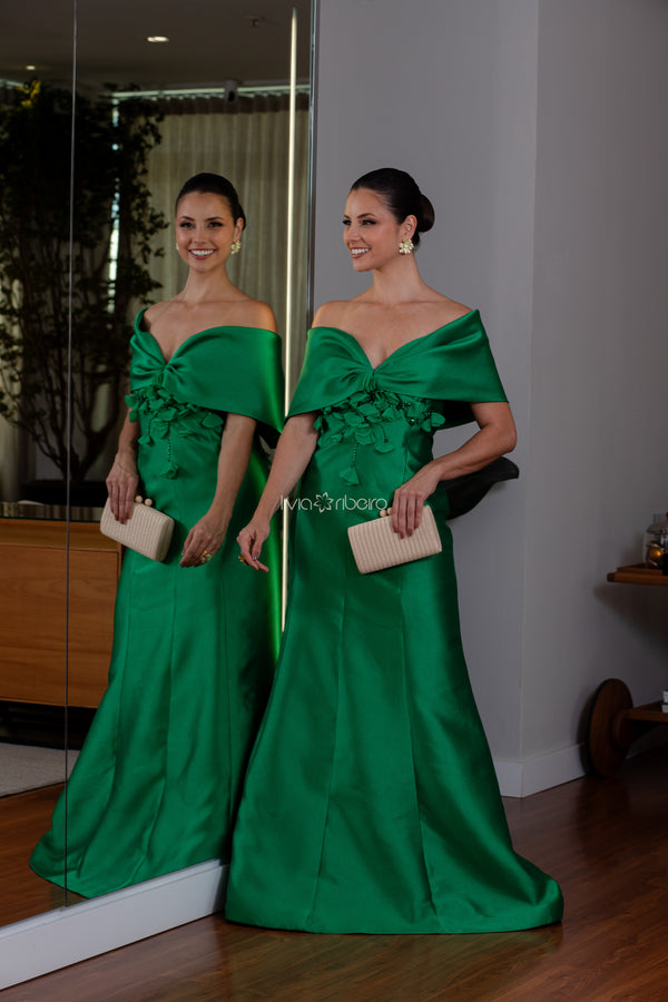 Vestido Lívia Ribeiro em alfaiataria ombro a ombro com capa em crepe de seda