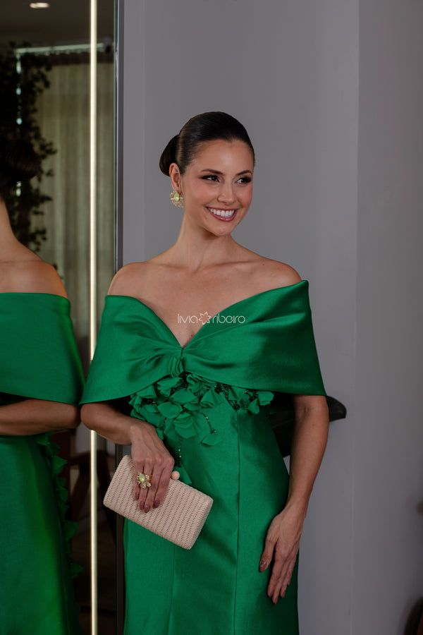 Vestido Lívia Ribeiro em alfaiataria ombro a ombro com capa em crepe de seda