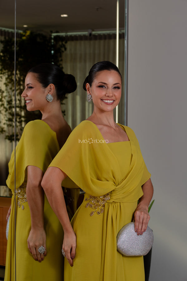 Vestido Lívia Ribeiro em crepe com detalhe bordado na cintura